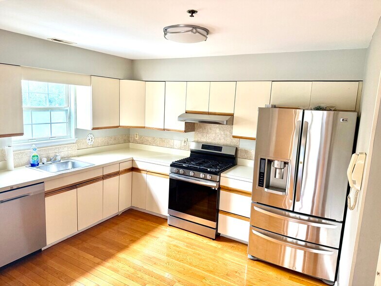 Building Photo - 140 Highland Ave