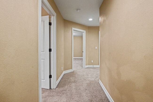 Building Photo - 4 bed, 2.5 bath Two-Story Home in West Salem