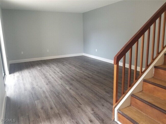 Building Photo - 5223 Cedarbend Dr