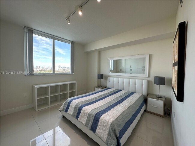 Building Photo - 1861 NW S River Dr