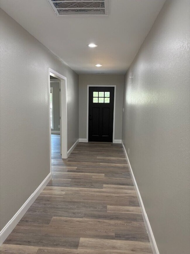 Building Photo - Maryville City, Newly Constructed, 3 Bedroom 2 Bath Home Call Debra Johnson 865-591-8281 or Ed Jo...