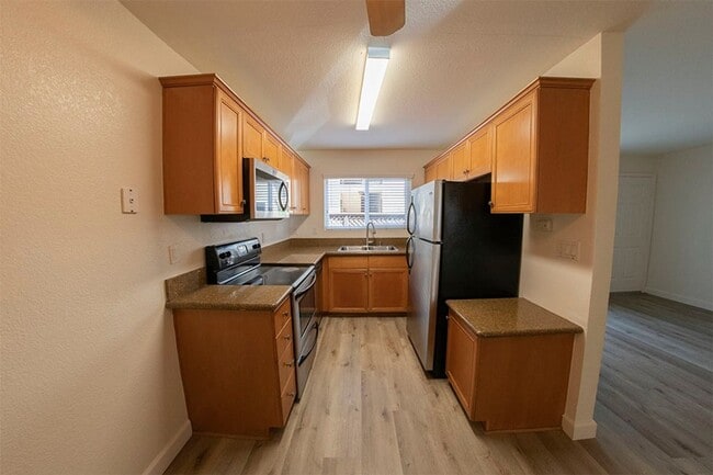 Building Photo - 2BR/1BA Clairemont Condo Freshly Painted, New Vinyl Plank Flooring Throughout Patio, 1 Parking Space