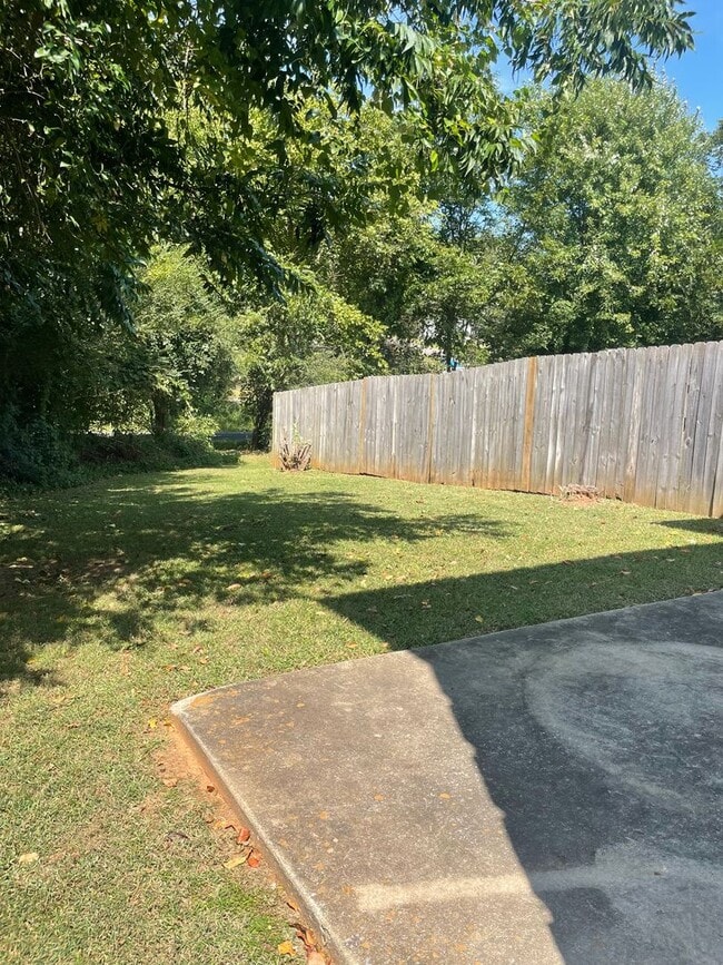 Building Photo - 3 Bedroom, 2.5 Bath Townhome in Lenlock