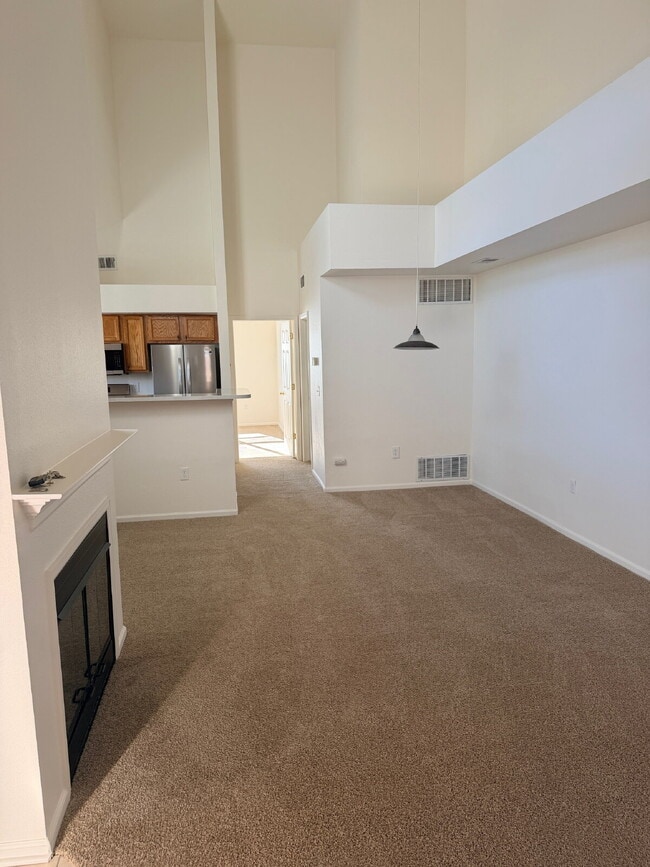 Building Photo - "Charming 2-Bed, 2-Bath condo Oasis in Aurora - 988 Sq Ft of Comfort!"