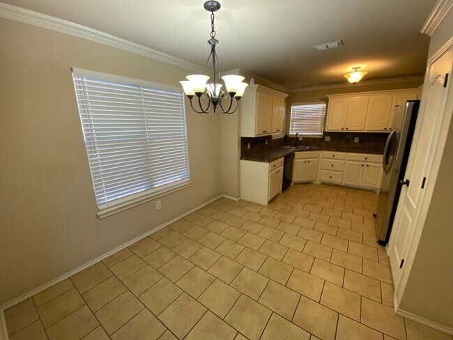 Building Photo - 3/2/2 - South of Loop 289, off of 89th & A...