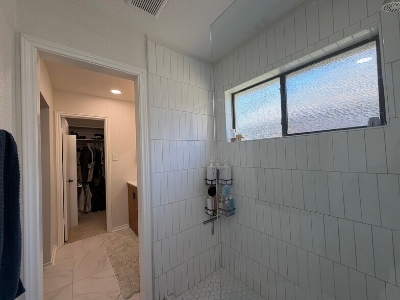 Building Photo - 921 Matilda Dr