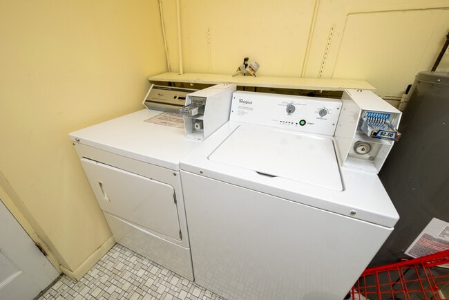 Building Photo - 412 Walker St