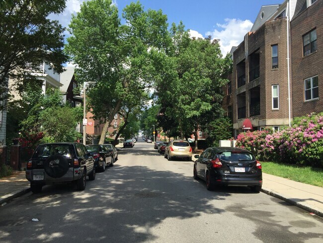 Building Photo - Spacious 3-bed 1.5 Bath in Excellent Neigh...