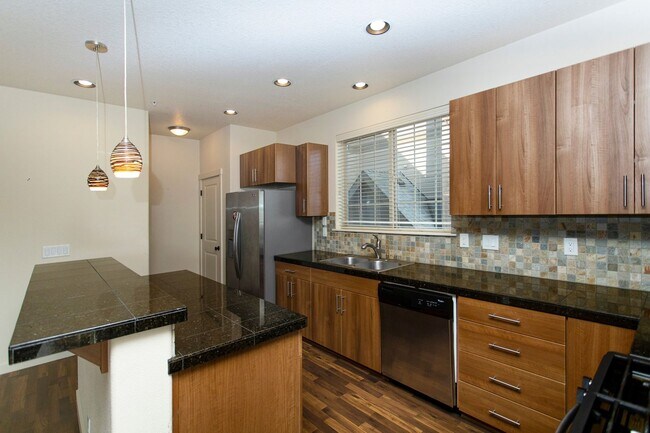 Building Photo - 2BD 2.5BA + Bonus Room/Den/Office Townhouse w/Garage + AC + Washer/Dryer Included
