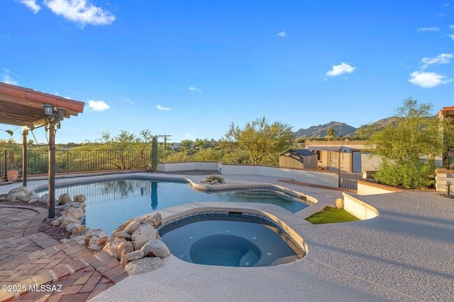 Building Photo - 2940 E Camino Juan Paisano