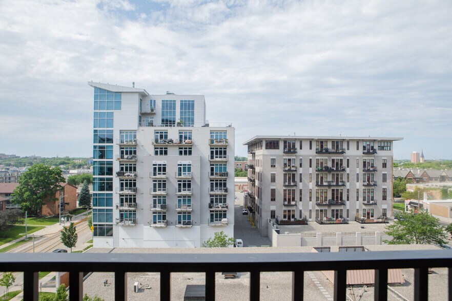 Building Photo - 1237 N Van Buren St