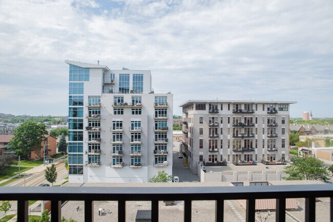 Building Photo - 1237 N Van Buren St