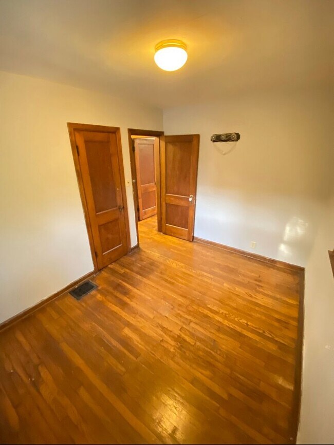 Building Photo - 2 bedroom 1 bath townhouse