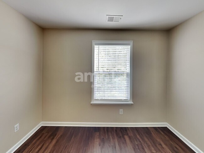 Building Photo - 1542 Cardinal Ln