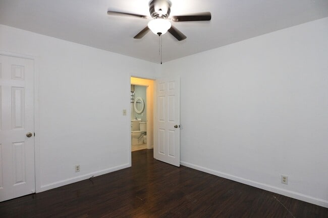 Building Photo - 2 Bedroom Home By Highland Park!