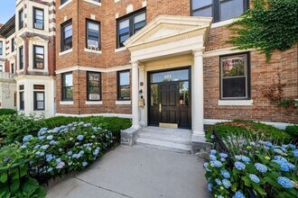 Building Photo - 451 Park Dr