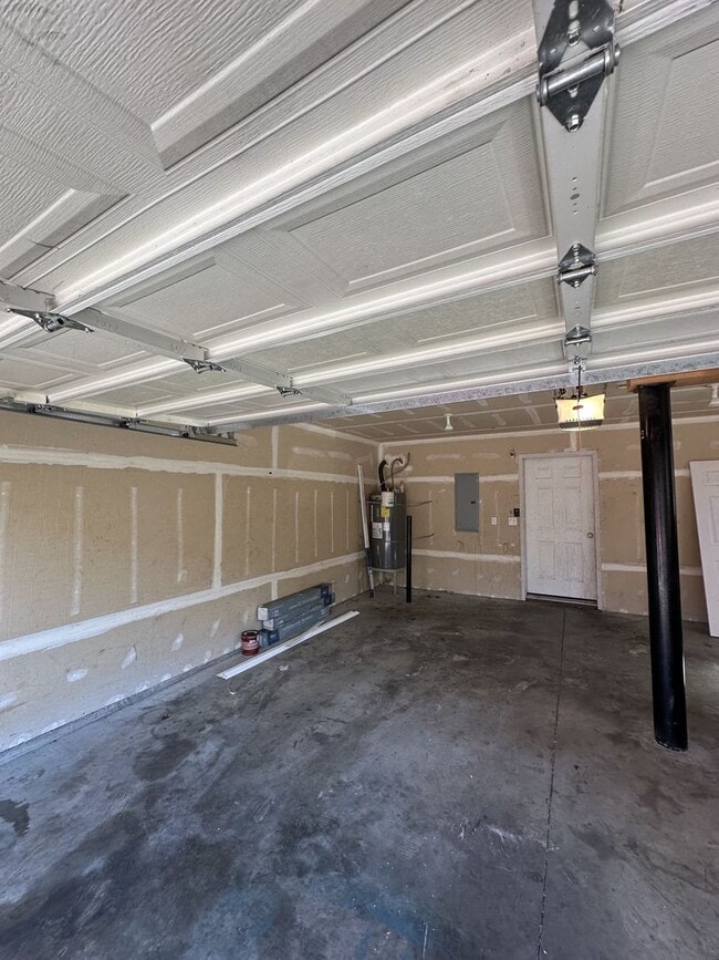 Building Photo - Canyon Triplex - 00000-CANYON-00