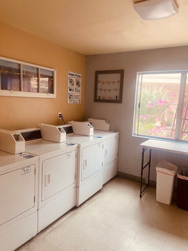 Building Photo - 415 S Verdugo Dr