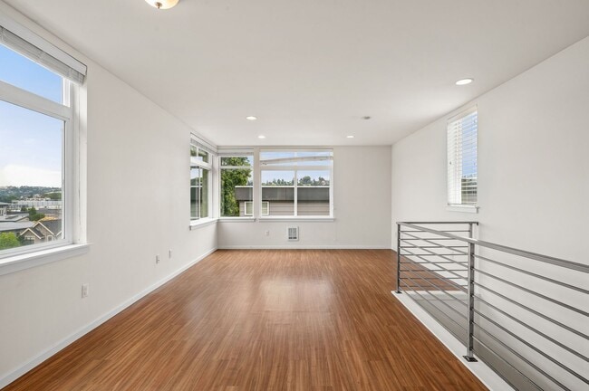 Building Photo - 3027 21st Ave W