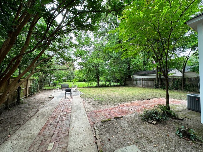 Building Photo - Near Chickasaw Gardens! Split bedroom floor plan! Huge fenced in back yard!