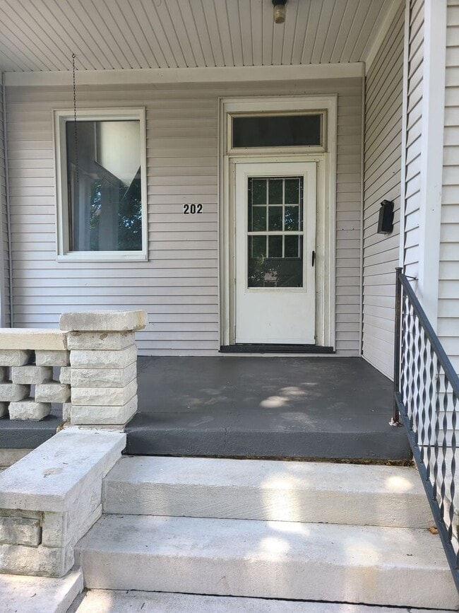 Building Photo - 5 Bed/ 2 bath house