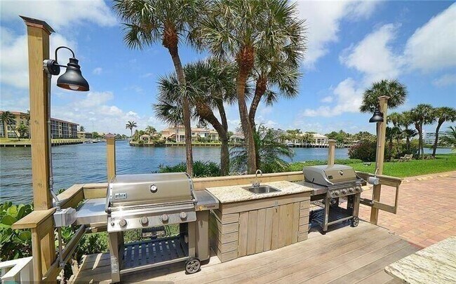 Building Photo - 1160 Hillsboro Mile