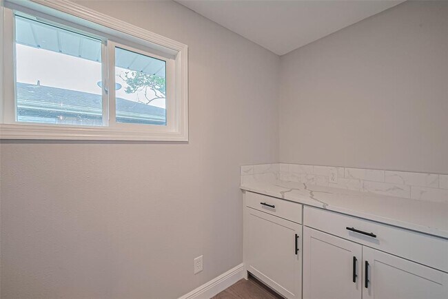 Building Photo - 11431 Landsdowne Dr