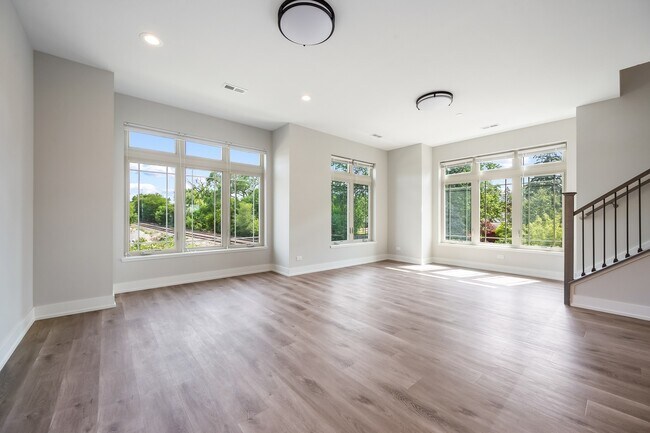 Building Photo - 39 Forest Ave