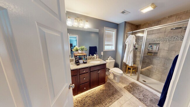 Building Photo - $500 OFF 1st Month's Rent if Leased by 07/...