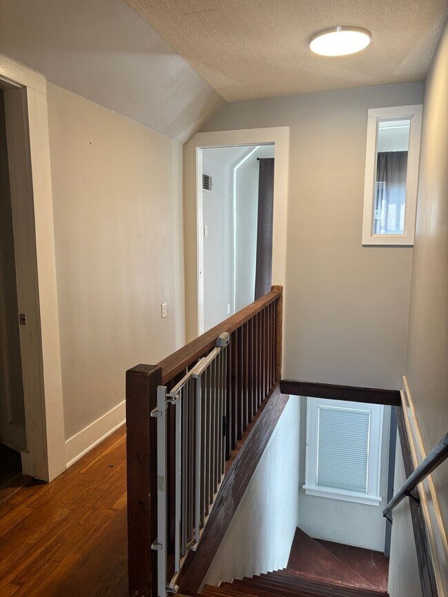 Building Photo - 312 S Valentine St