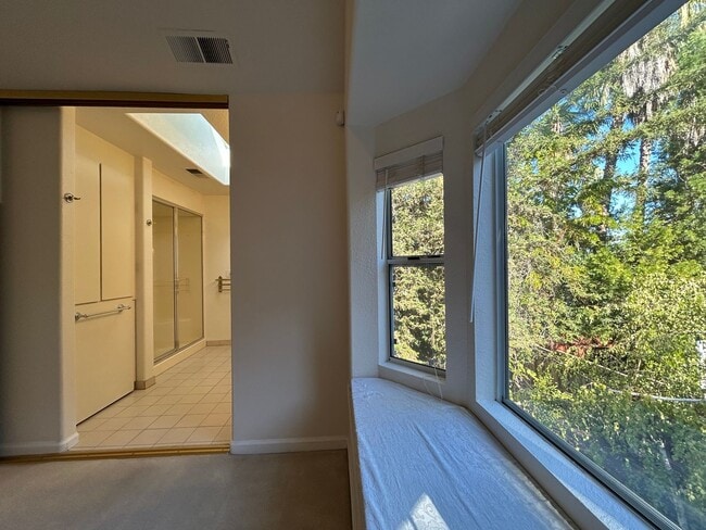 Building Photo - 2 Bed, 2.5 Bath Walnut Creek Home – Peacef...
