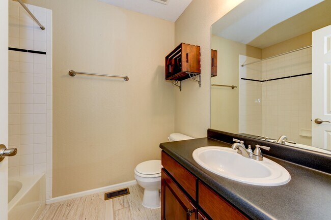 Building Photo - Beautifully Updated 3-Bed Home in Arapahoe...