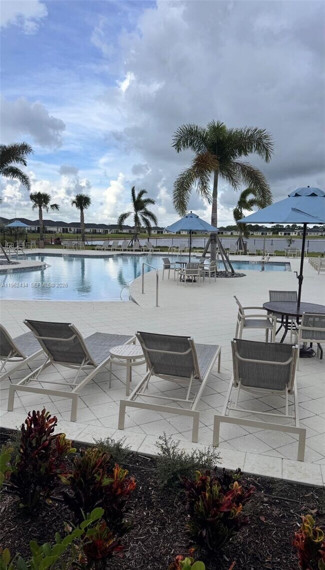 Building Photo - 6712 Cloverdale Ave