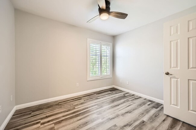Building Photo - Beautiful and Nicely Remodeled Henderson Townhome!
