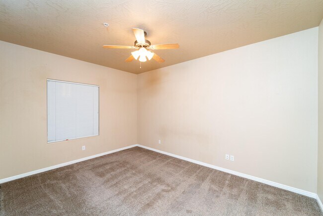 Building Photo - 184 S Valley View Dr
