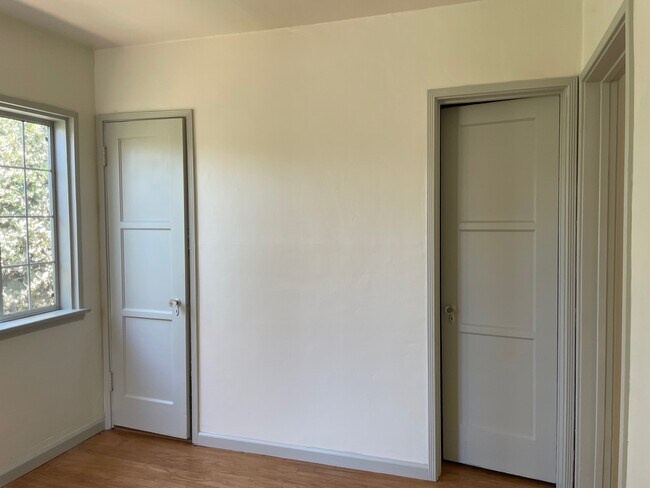 Building Photo - 14550 Moorpark St