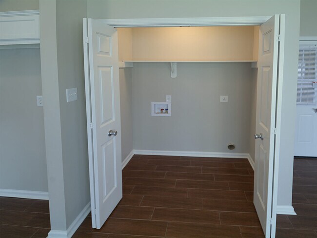 Building Photo - 3 BEDROOM, 2 BATH NEAR STATELINE RD AND ROSS RD