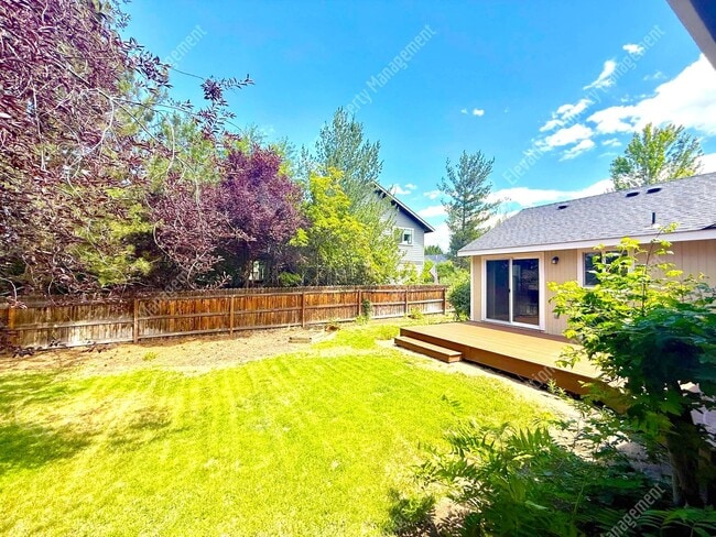Building Photo - Single Level 3 BR in NE Bend with huge fenced yard!