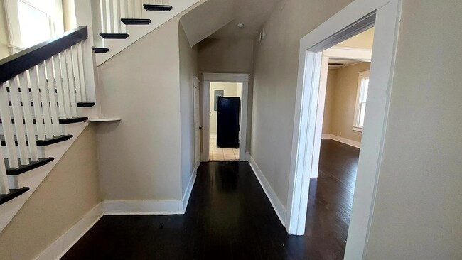 Building Photo - 423 E Sears St