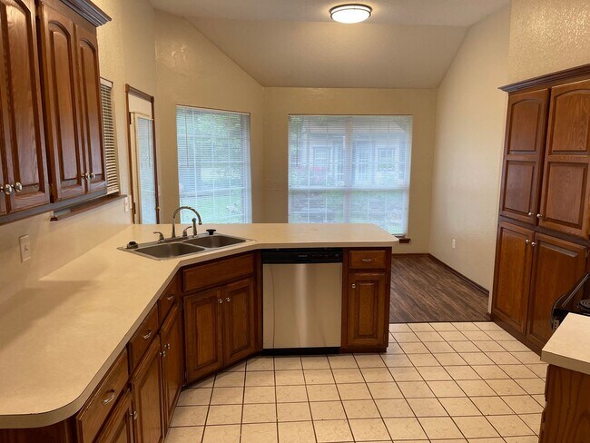 Building Photo - 3 bed, 2 bath w/ 2 car garage home for ren...