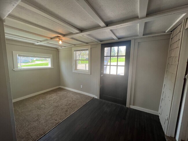 Building Photo - AVAILABLE JUNE - 3 Bed 1 Bath w/ Great View