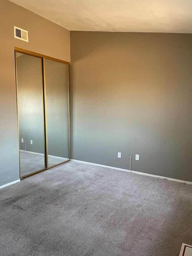 Building Photo - Quiet 2 bed/ 1.5 bath townhome in a gated ...