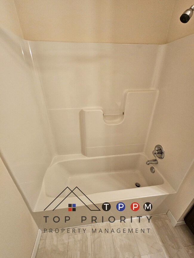 Building Photo - 2 Bedroom | 1 Bathroom Apartment in Cedar ...