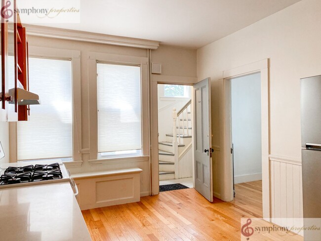 Building Photo - Modern Apt with 1.5 baths. in desirable Br...