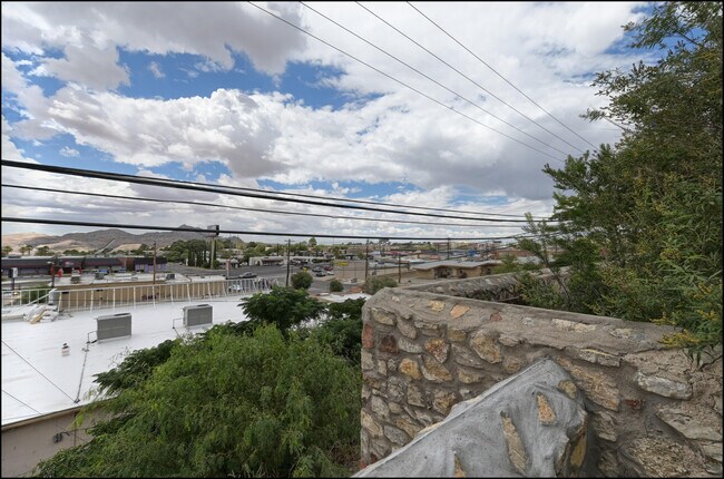 Building Photo - 4040 Bancroft Dr