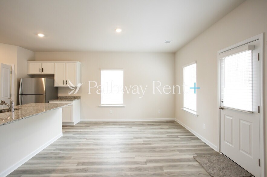 Building Photo - 648 Mackenzie Cv