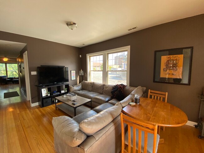 Primary Photo - 5206 N Sawyer Ave