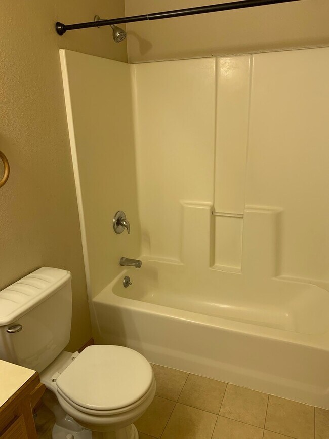 Building Photo - 404 River Ave