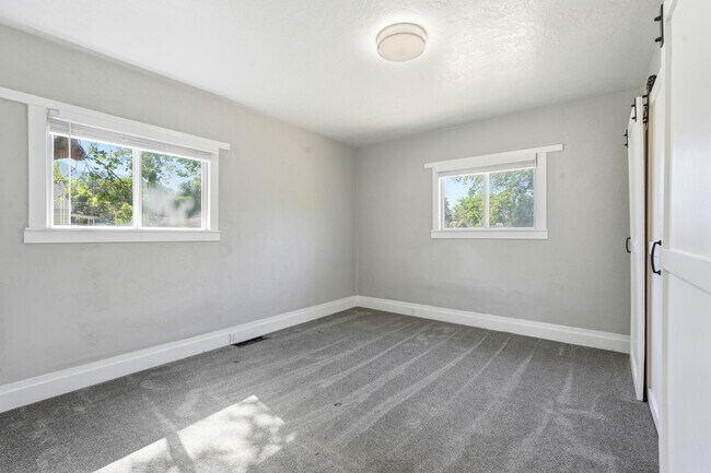 Building Photo - 582 4th St S