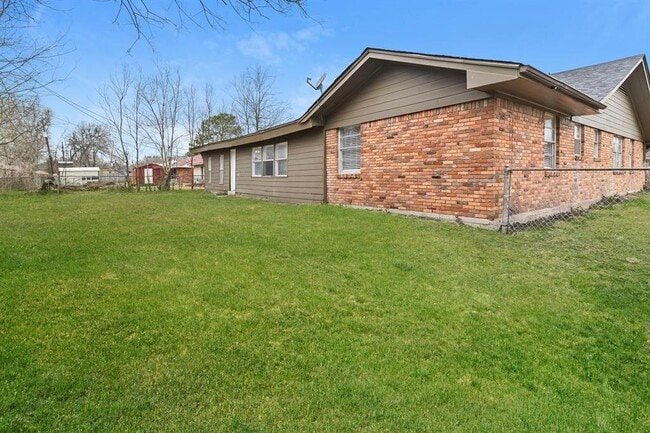 Building Photo - 4303 Trail Lake Dr